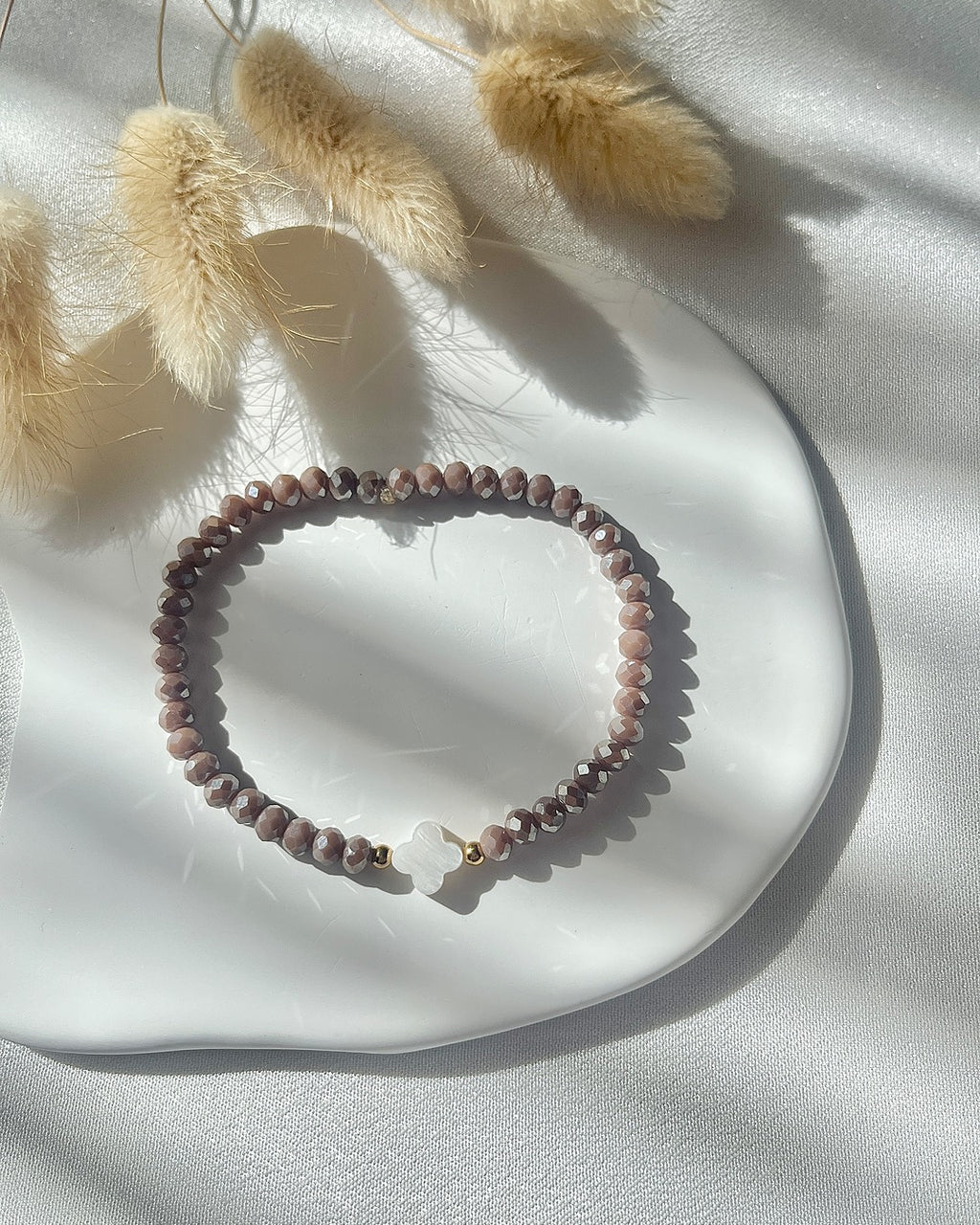 Perlenarmband aus braunen Perlen & Perlmutt-Klee