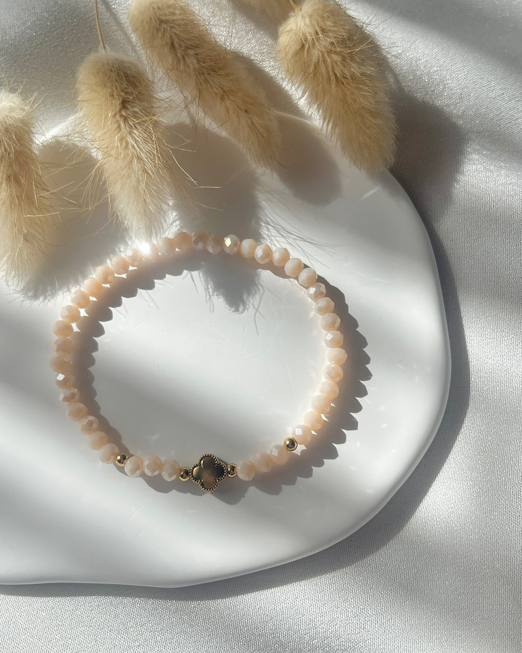 Perlenarmband aus beigen Perlen & goldenen Clover