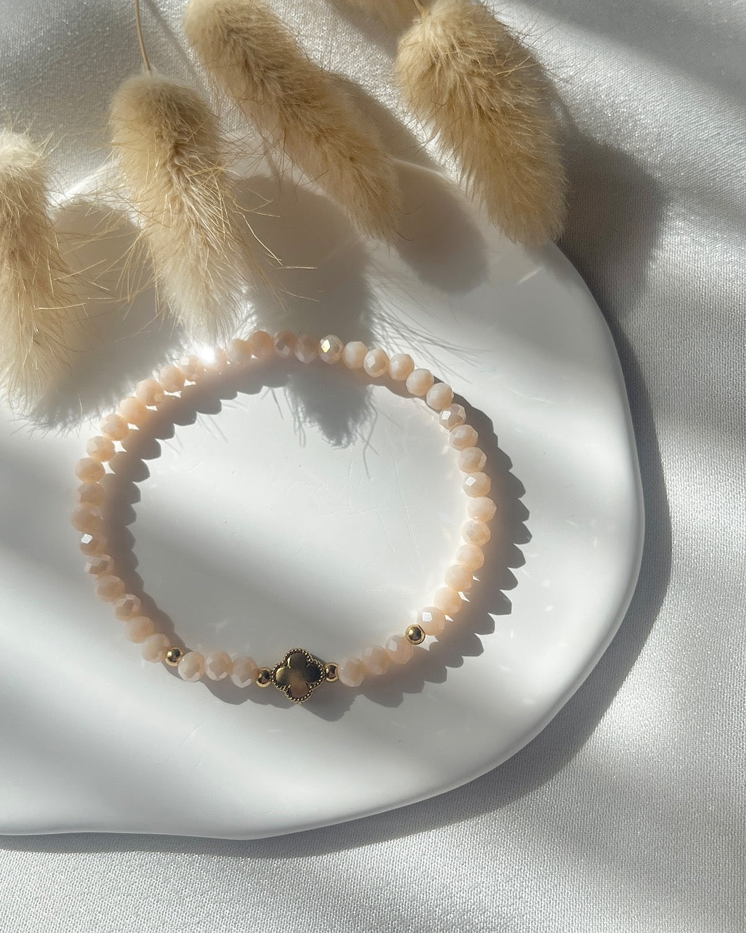 Perlenarmband aus beigen Perlen & goldenen Clover