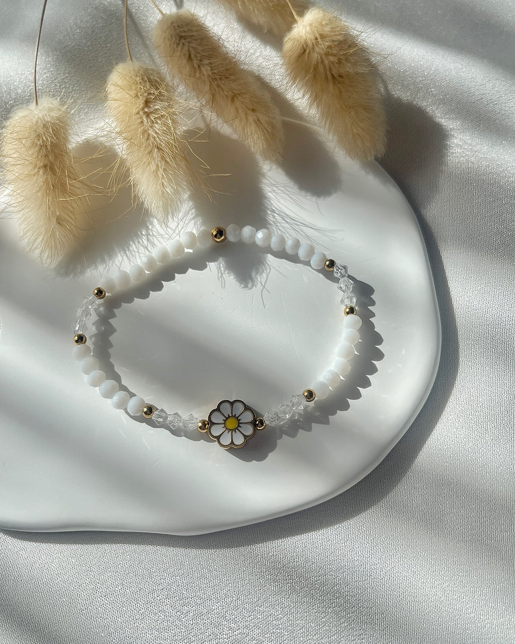 Perlenarmband in Weiß & Blumenmotiv
