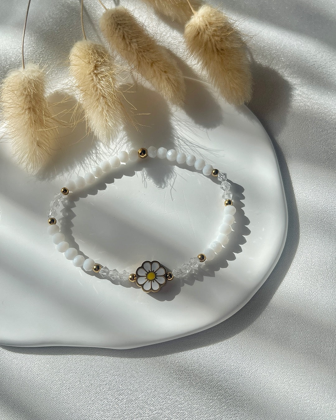 Perlenarmband in Weiß & Blumenmotiv