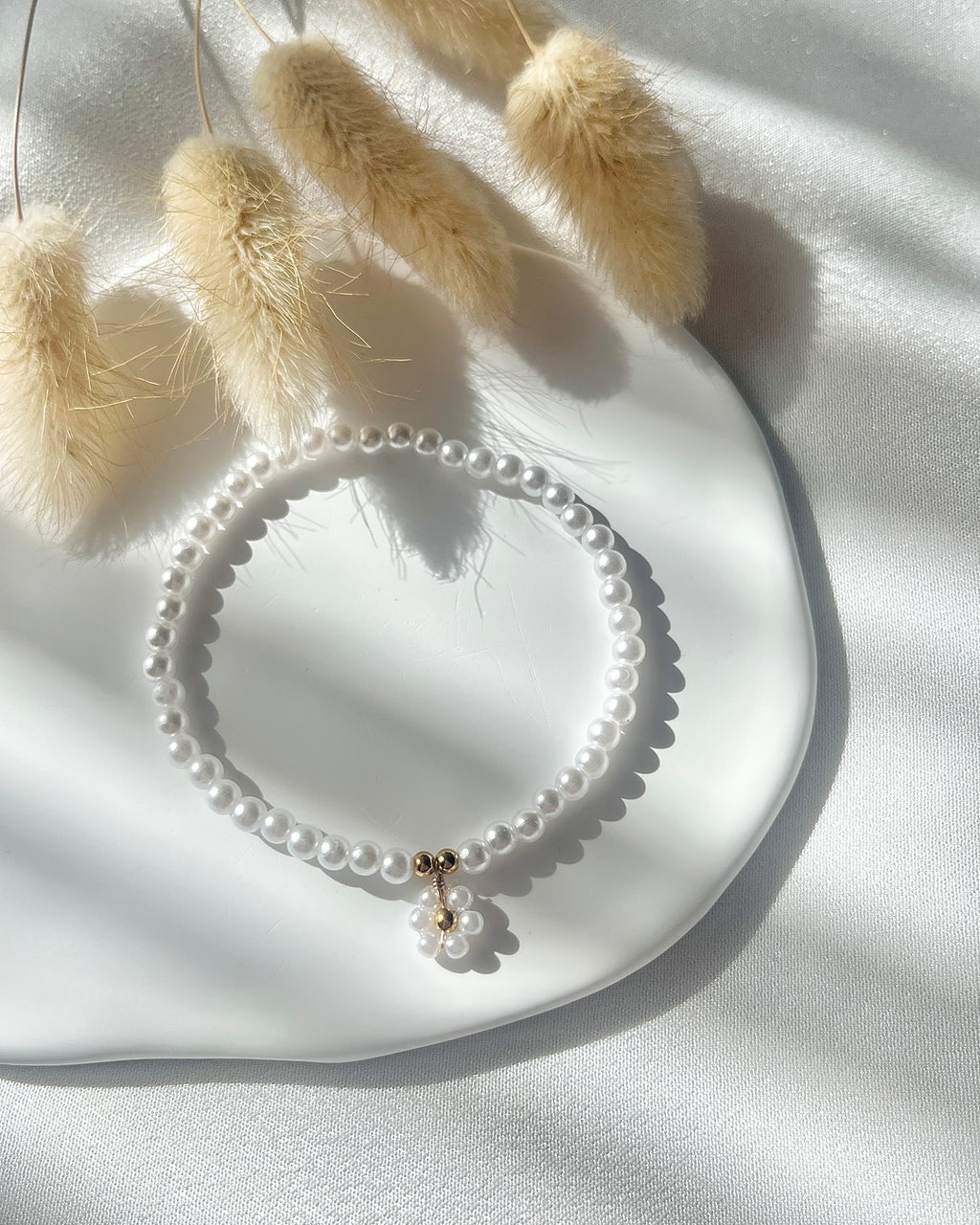 Perlenarmband in Weiß & Blumen-Anhänger