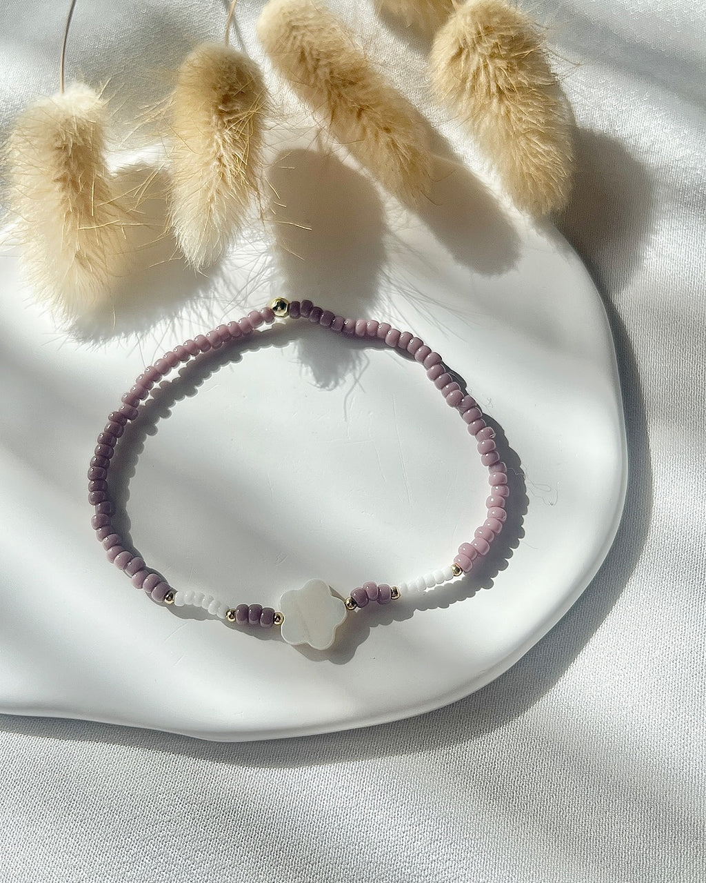 Perlenarmband aus lilanen Miyuki-Perlen & Perlmutt-Blume