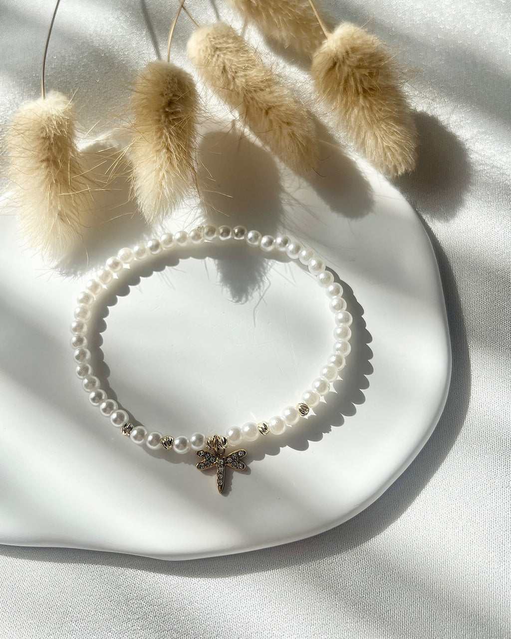 Perlenarmband aus weißen Perlen & Libelle