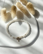 Perlenarmband aus weißen Perlen & Libelle