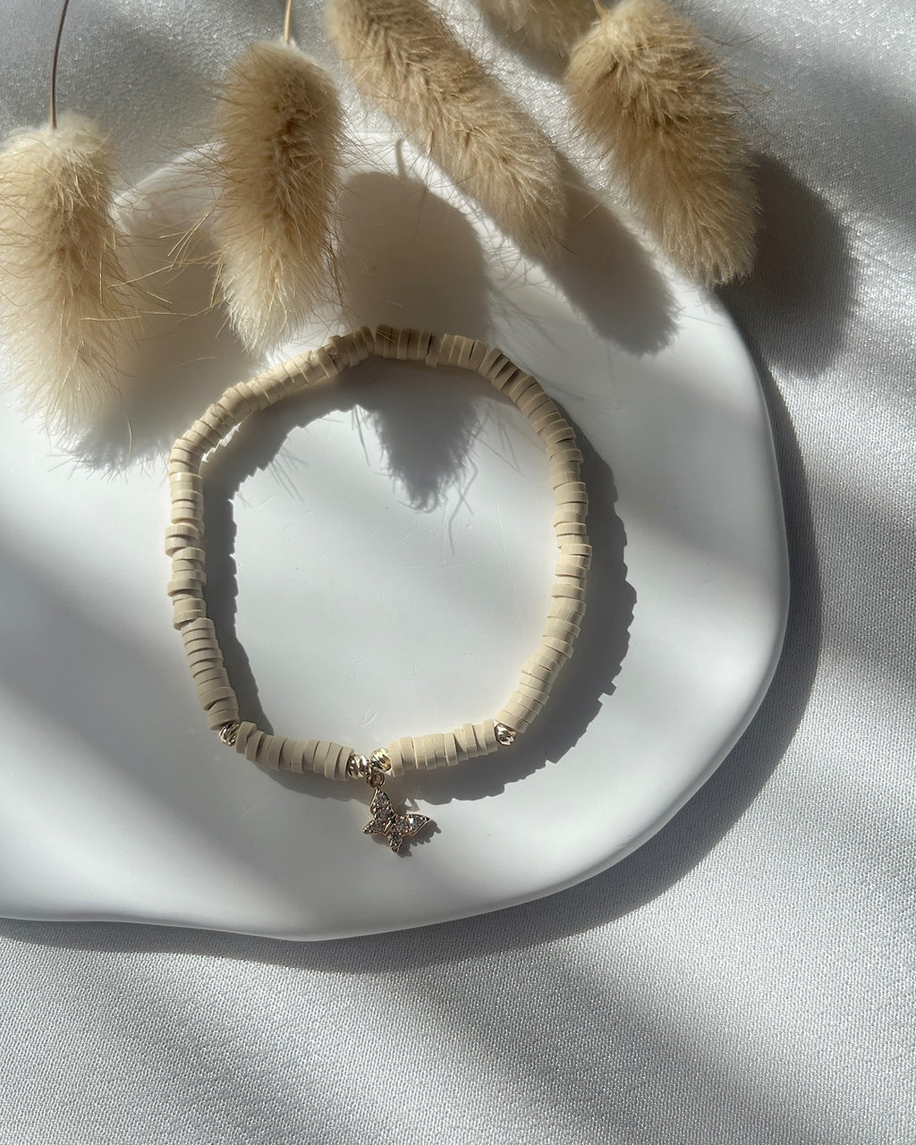 Perlenarmband aus beigen Heishiperlen & Schmetterlings-Anhänger