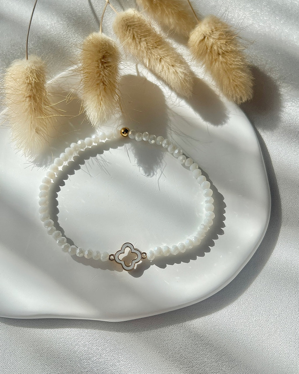 Perlenarmband in Weiß mit Clover