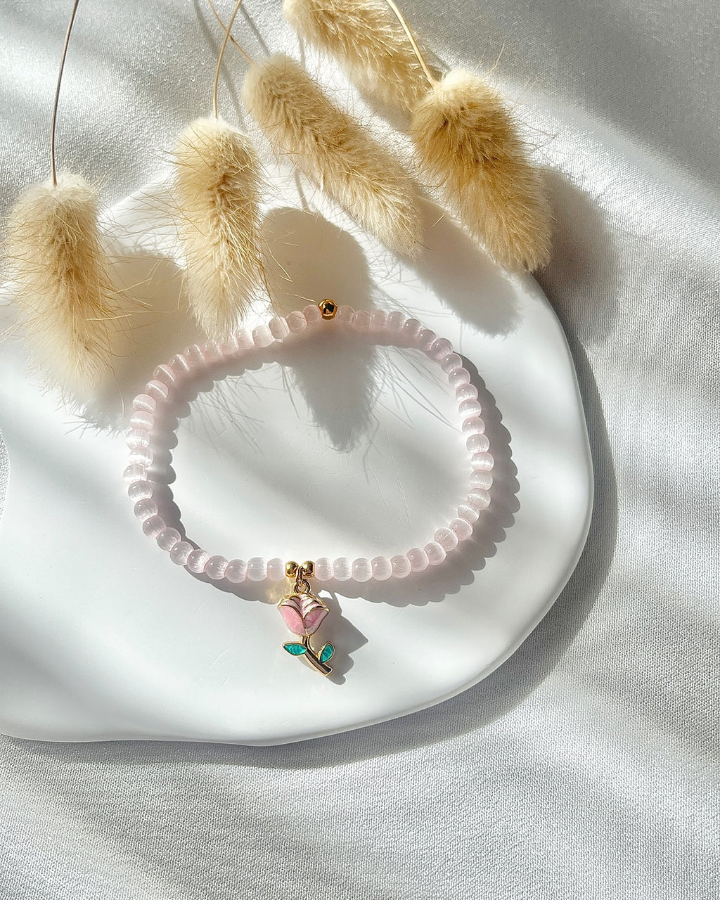 Perlenarmband in Rosa & einer Tulpe