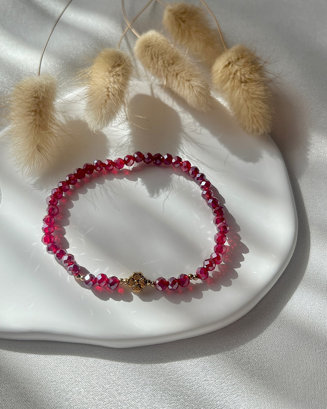 Perlenarmband aus dunkelroten Perlen & Kleeblatt