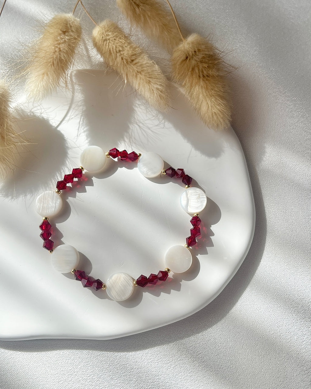 Perlenarmband mit runden Muschelperlen & roten Perlen