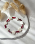 Perlenarmband mit runden Muschelperlen & roten Perlen