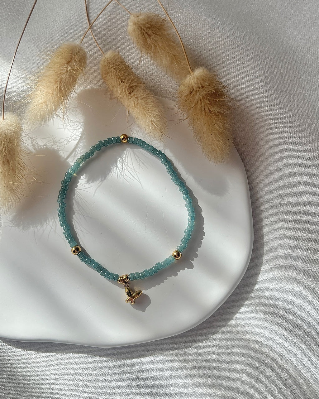 Perlenarmband aus grünen Miyuki-Perlen & Schmetterling