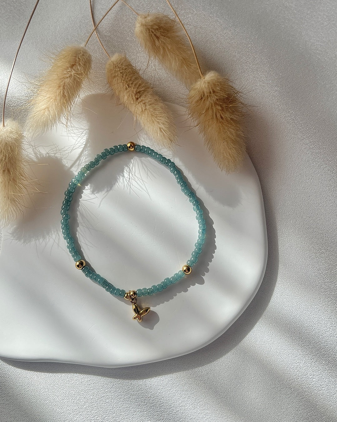 Perlenarmband aus grünen Miyuki-Perlen & Schmetterling