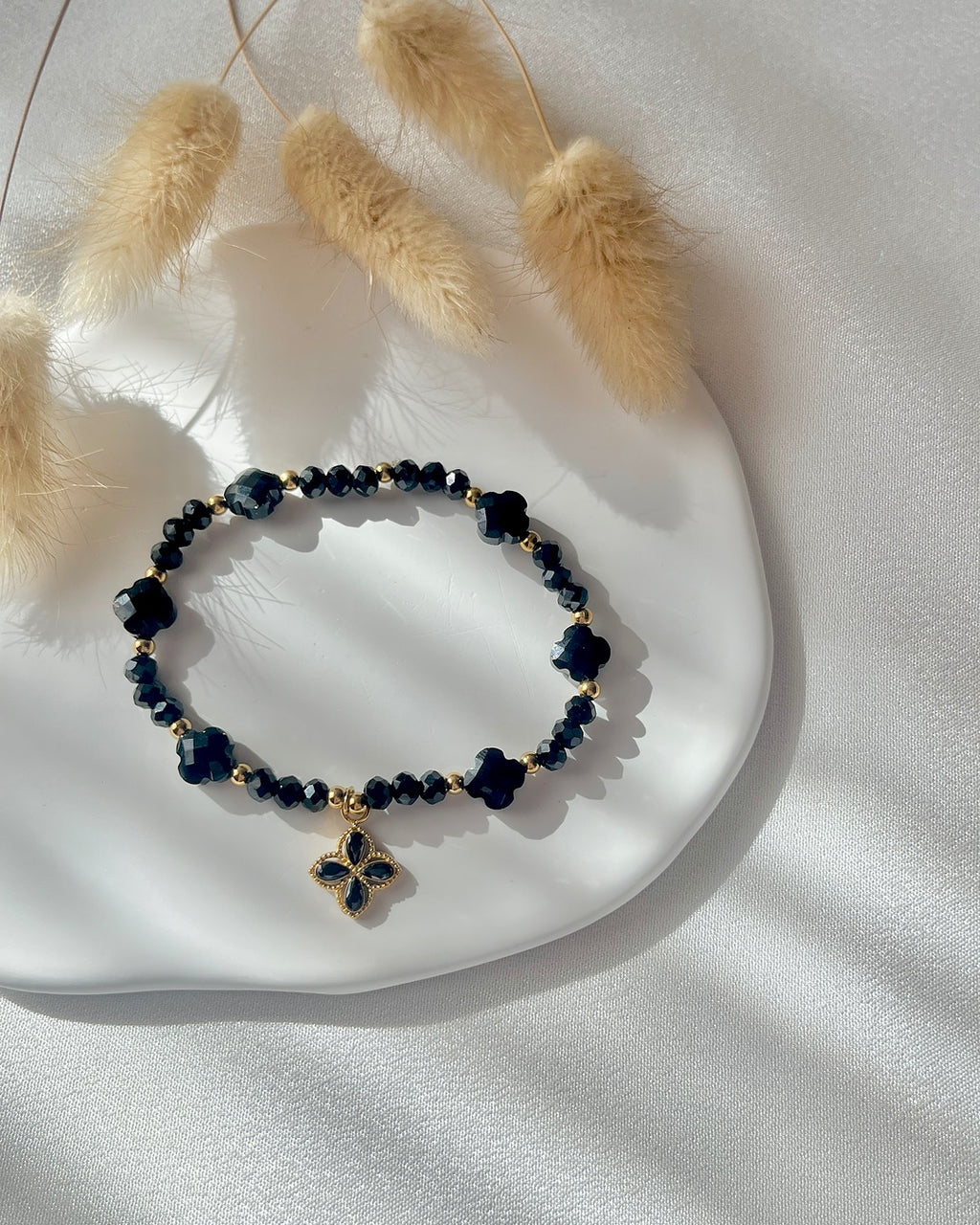 Perlenarmband aus schwarzen Perlen & Clover Anhänger