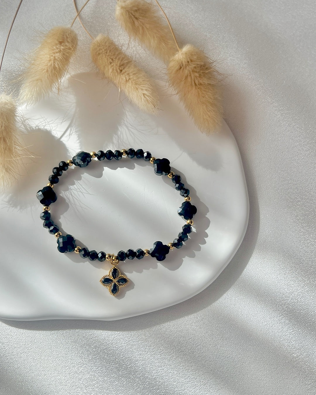 Perlenarmband aus schwarzen Perlen & Clover Anhänger