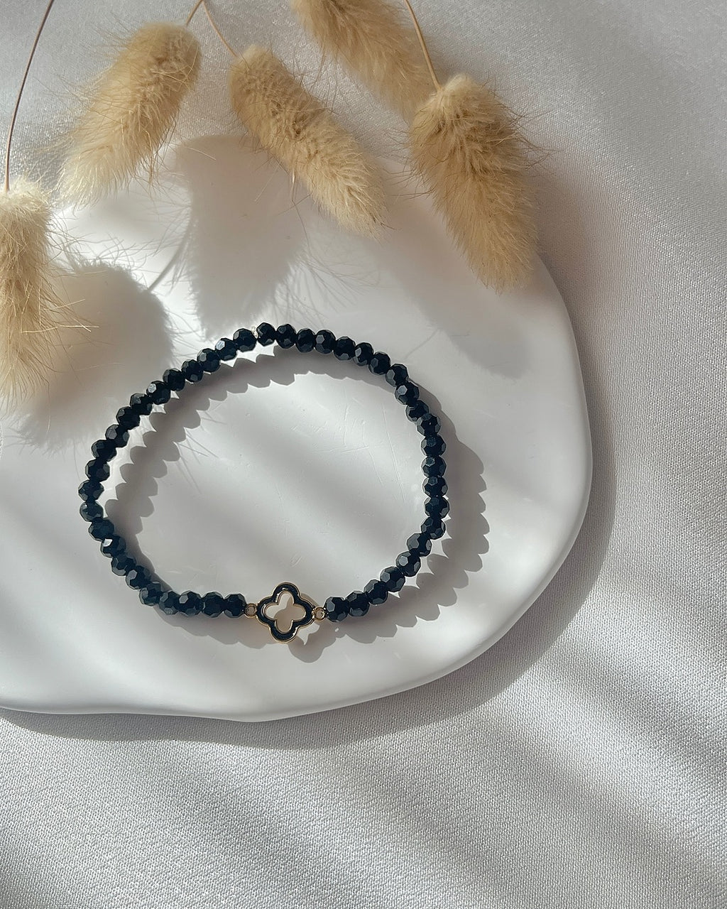 Perlenarmband in Schwarz & Clover