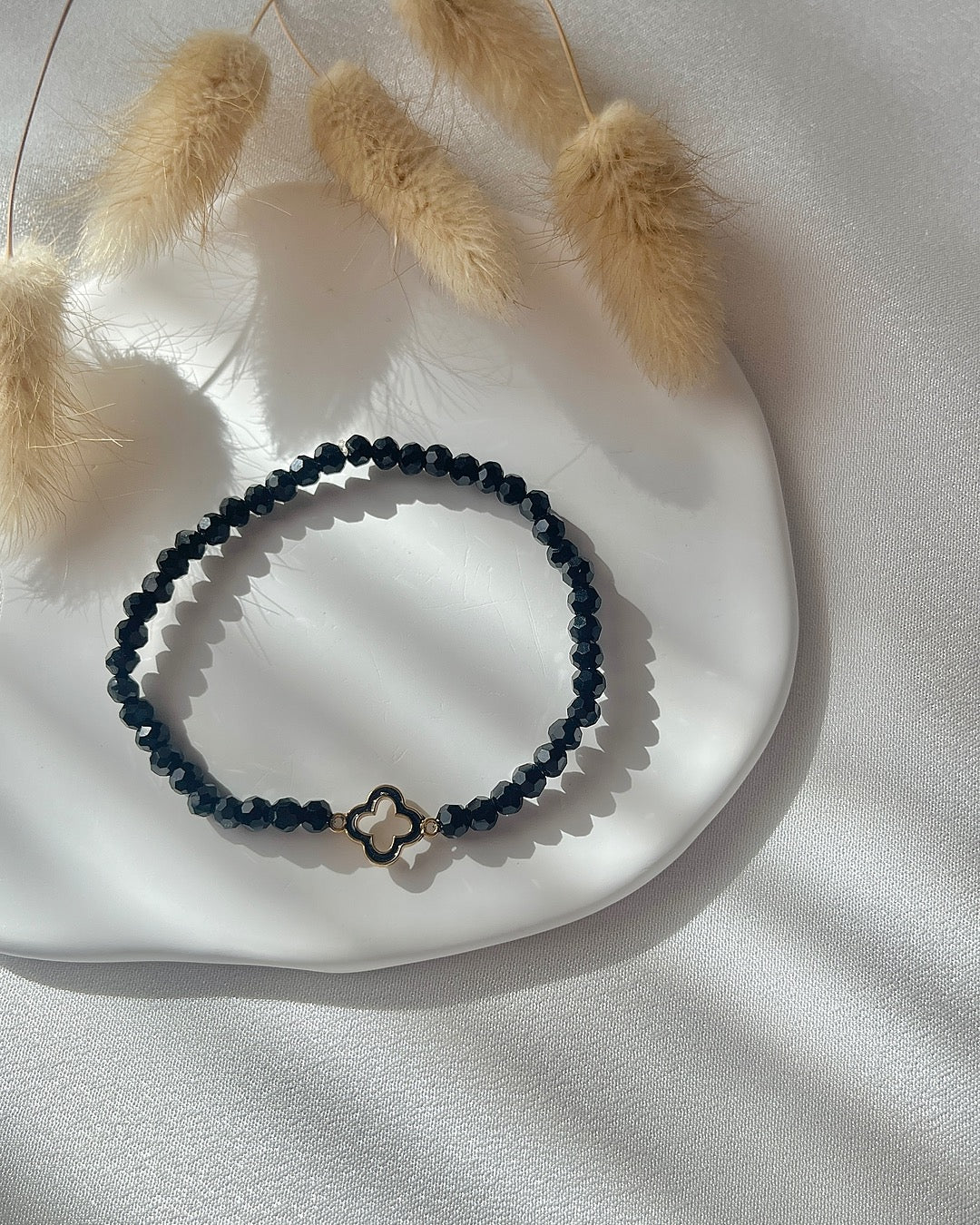 Perlenarmband in Schwarz & Clover