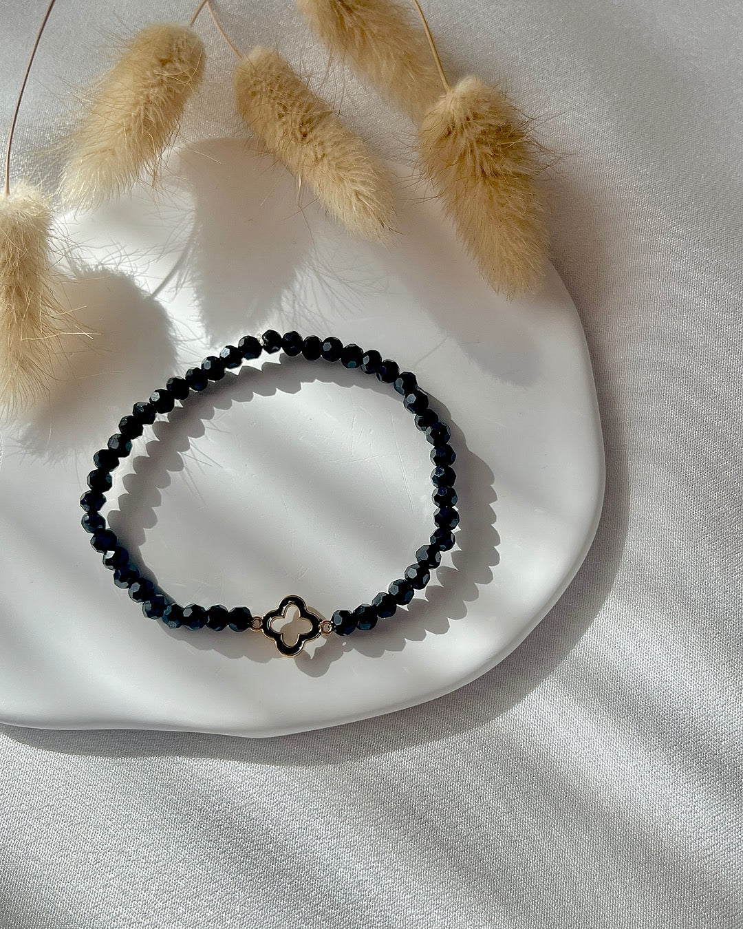Perlenarmband in Schwarz mit Clover