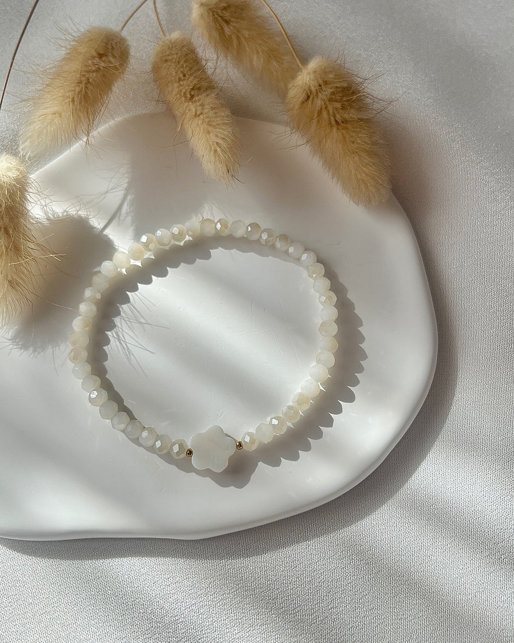 Perlenarmband in Beige & Perlmutt-Blume