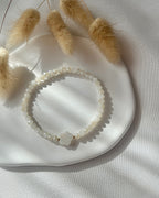 Perlenarmband in Beige & Perlmutt-Blume