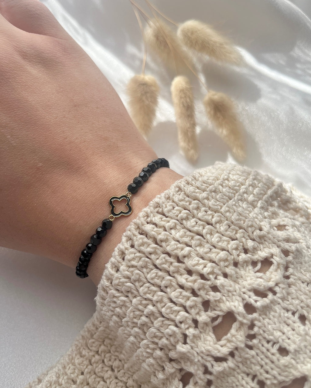 Perlenarmband in Schwarz mit Clover