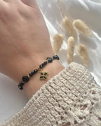 Perlenarmband aus schwarzen Perlen & Clover Anhänger