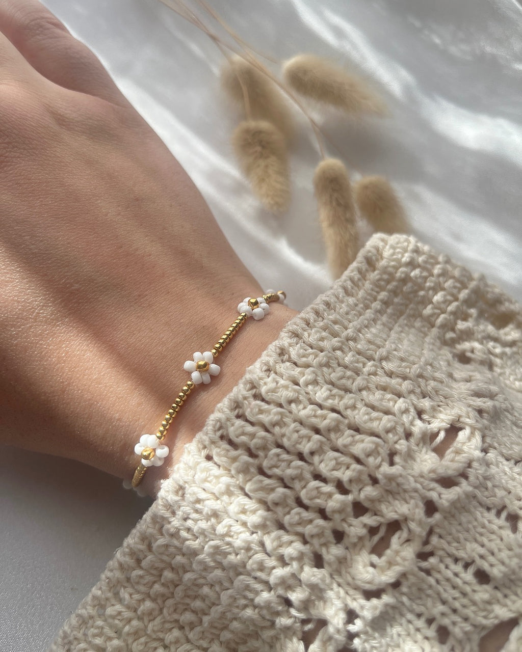Perlenarmband in Gold & Weiße Blumen