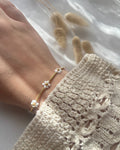 Perlenarmband in Gold & Weiße Blumen