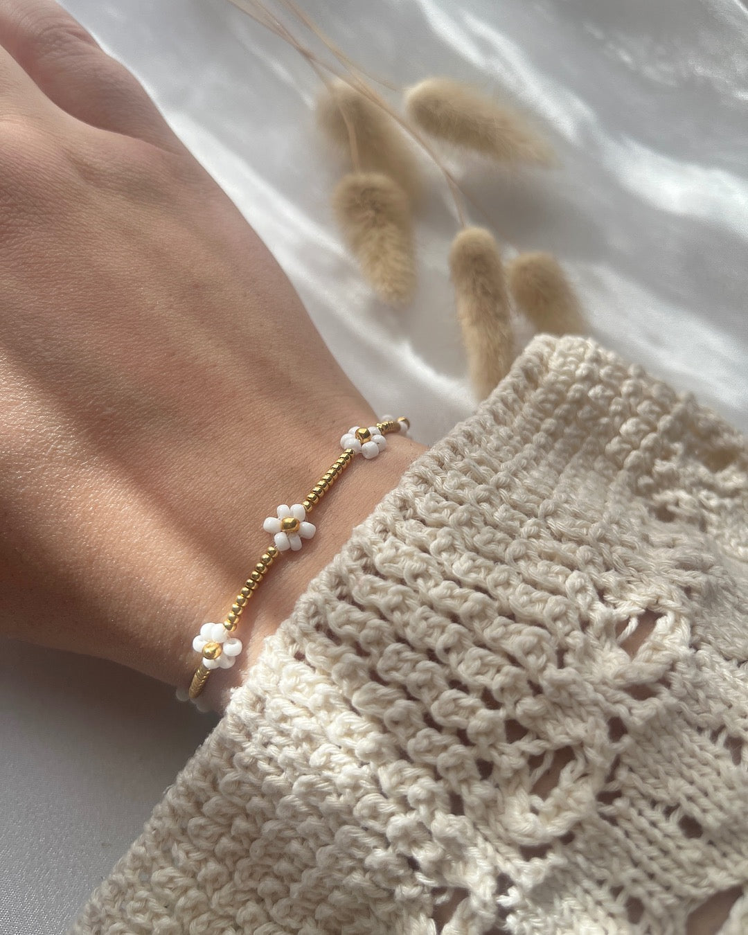 Perlenarmband in Gold & Weiße Blumen