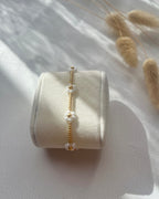 Perlenarmband in Gold & Weiße Blumen
