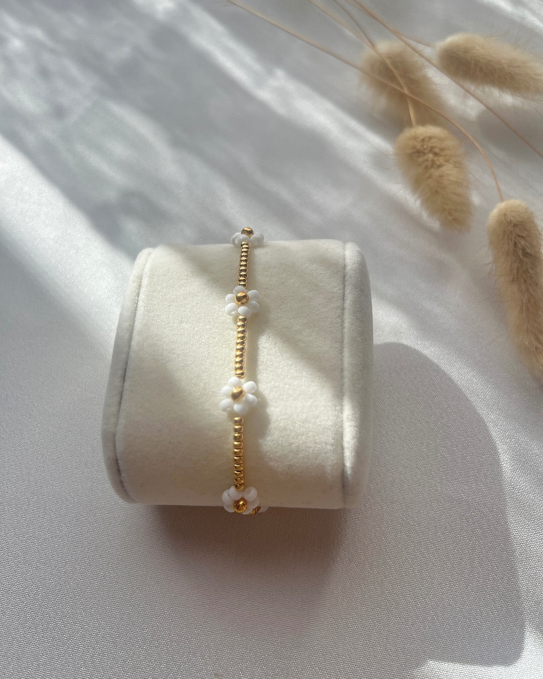 Perlenarmband in Gold & Weiße Blumen