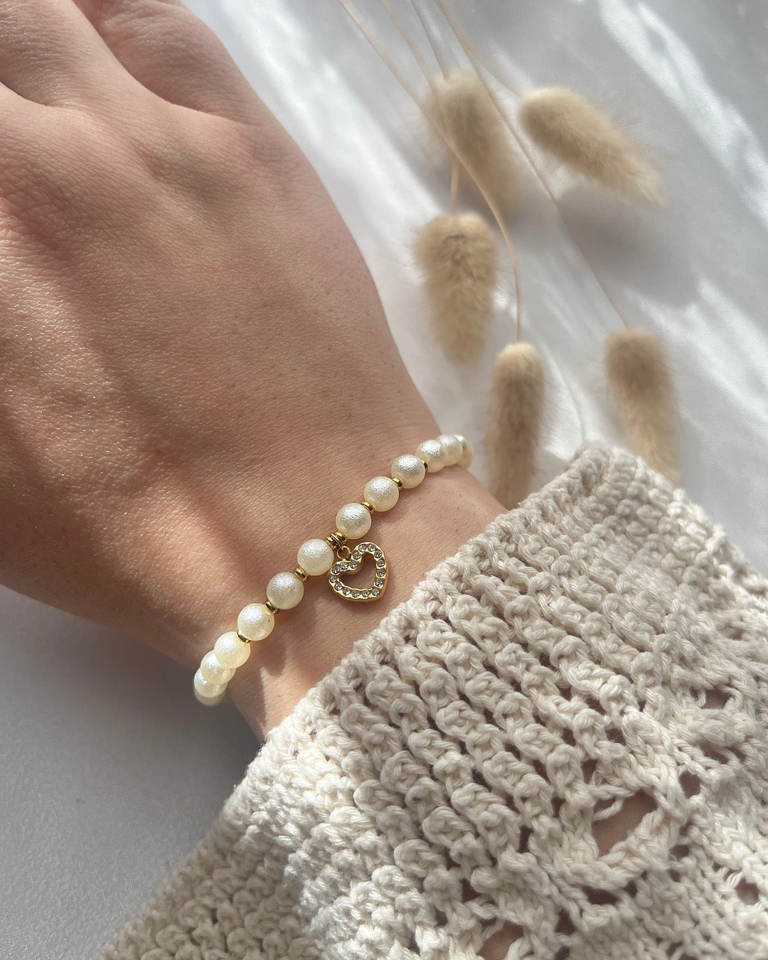 Perlenarmband aus cremefarbenen Perlen & Herz-Charm