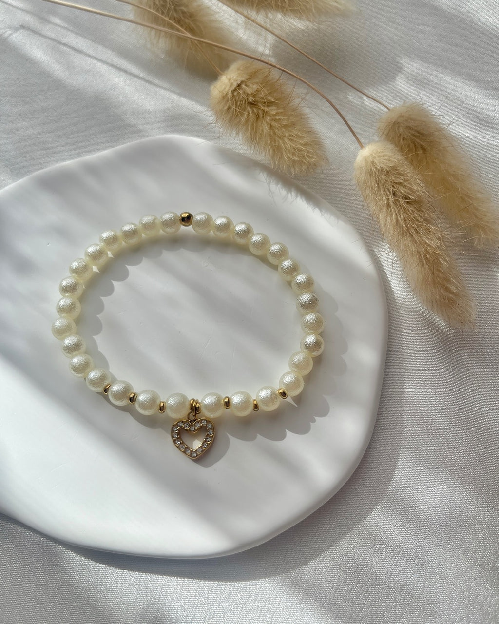 Perlenarmband aus cremefarbenen Perlen & Herz-Charm