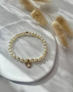 Perlenarmband aus cremefarbenen Perlen & Herz-Charm