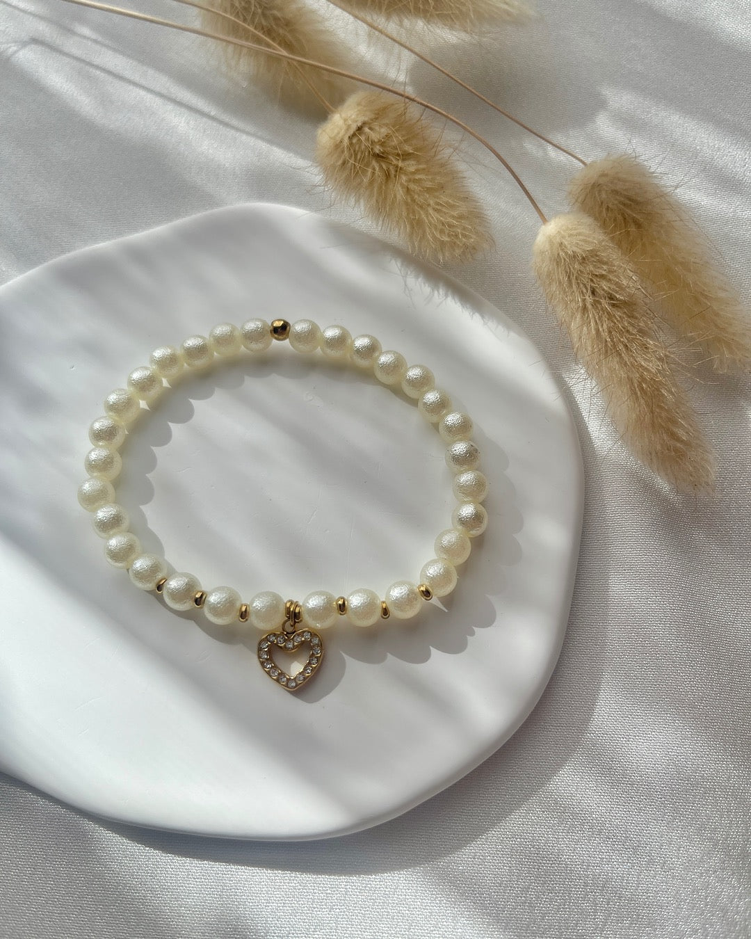 Perlenarmband aus cremefarbenen Perlen & Herz-Charm