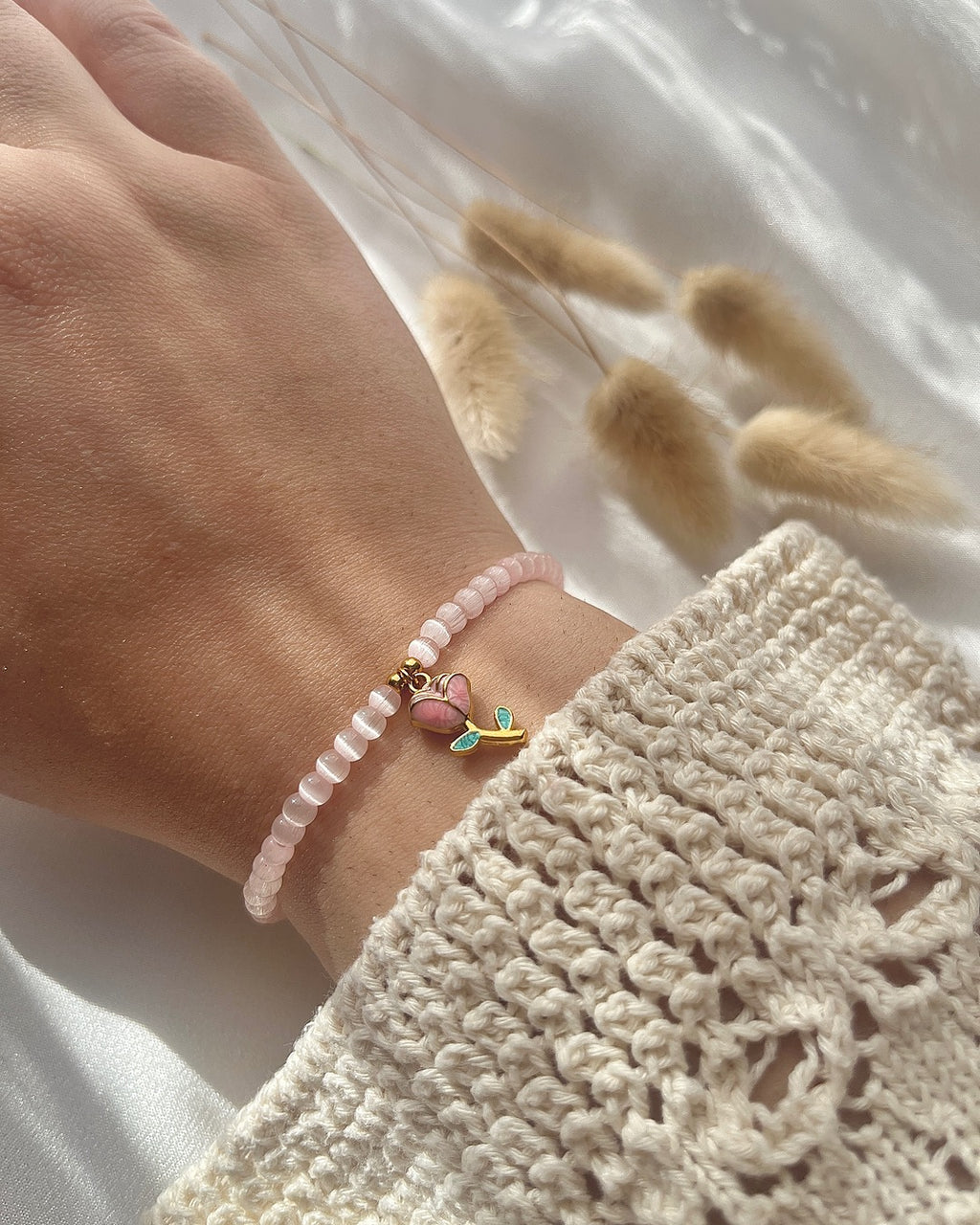 Perlenarmband in Rosa & einer Tulpe