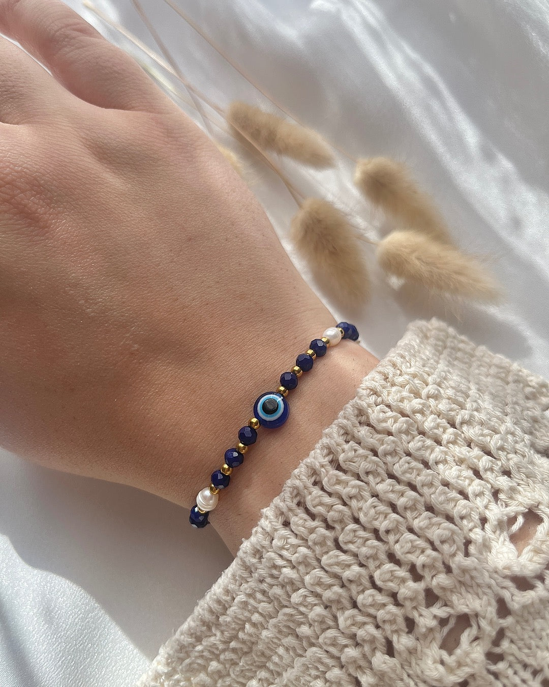 Perlenarmband aus dunkelblauen Perlen, Süßwasserperlen & Nazar