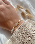 Perlenarmband aus weißen Perlen & Hamsa-Charm