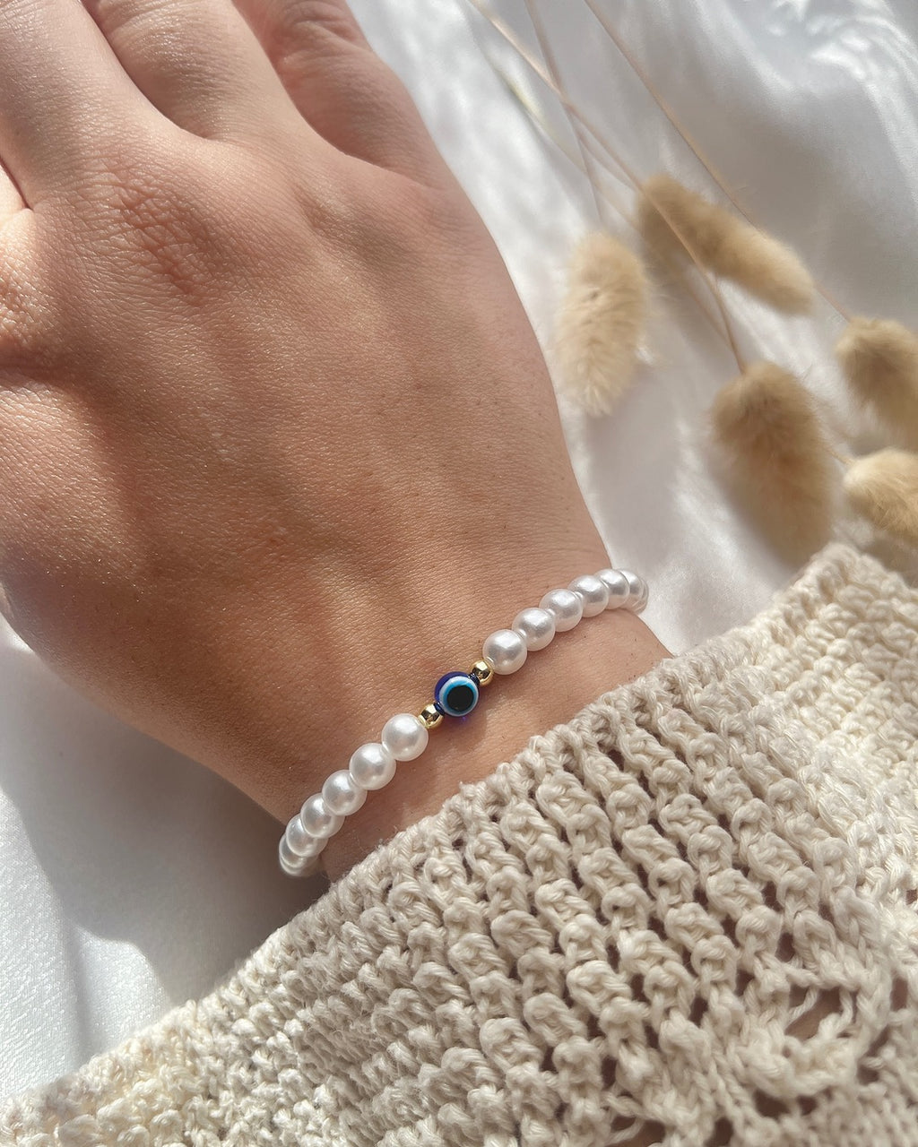 Perlenarmband aus weißen Perlen & Nazar