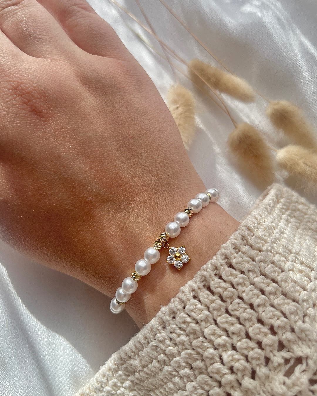 Perlenarmband aus weißen Perlen & Blumen-Anhänger
