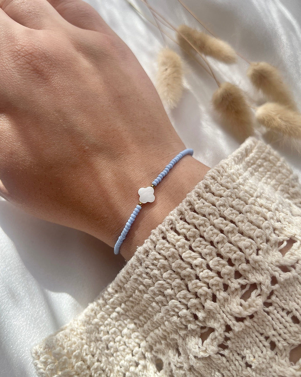 Perlenarmband in Blau & Perlmutt-Klee