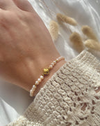 Perlenarmband aus beigen Perlen & goldenen Clover