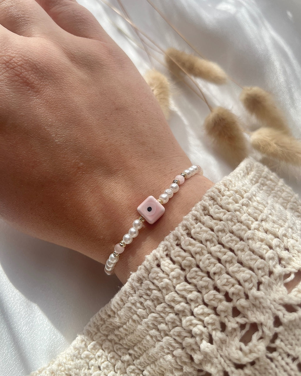 Perlenarmband in Weiß und Rosa + Nazarwürfel
