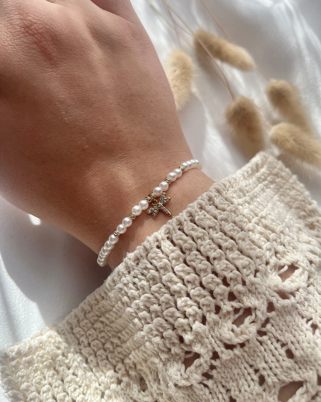 Perlenarmband aus weißen Perlen & Libelle