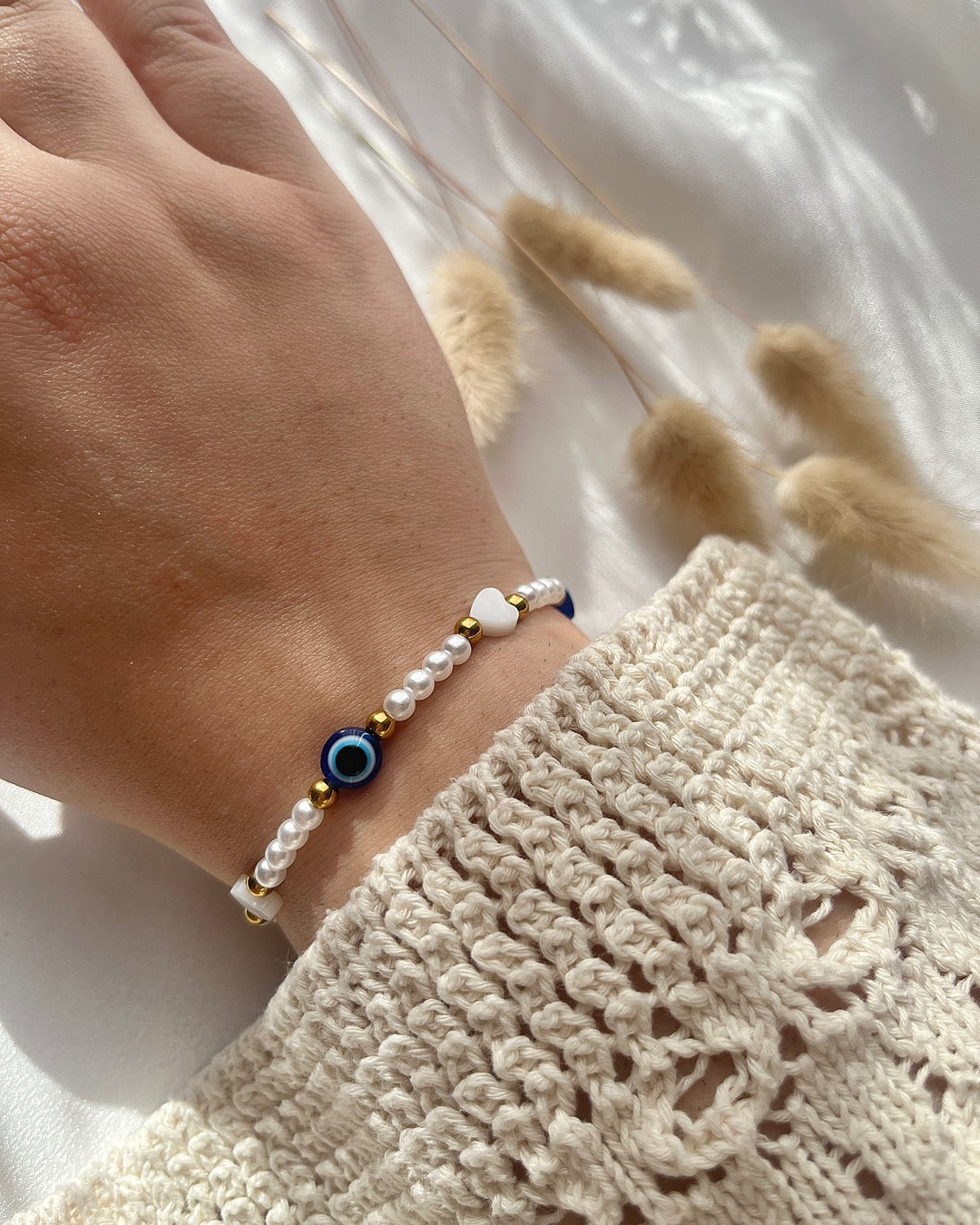 Perlenarmband aus weißen Perlen, Herz-Perlmutt & Nazar