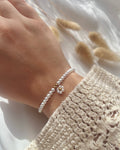 Perlenarmband in Weiß & Blumen-Anhänger