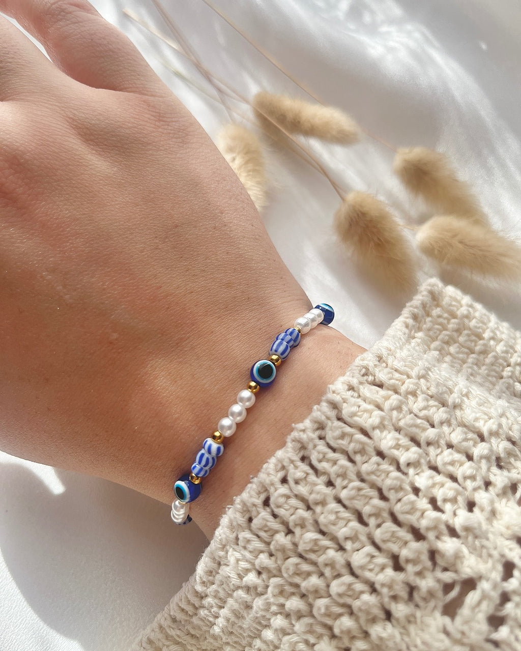 Perlenarmband aus blau-weißen Perlen & Nazarperlen