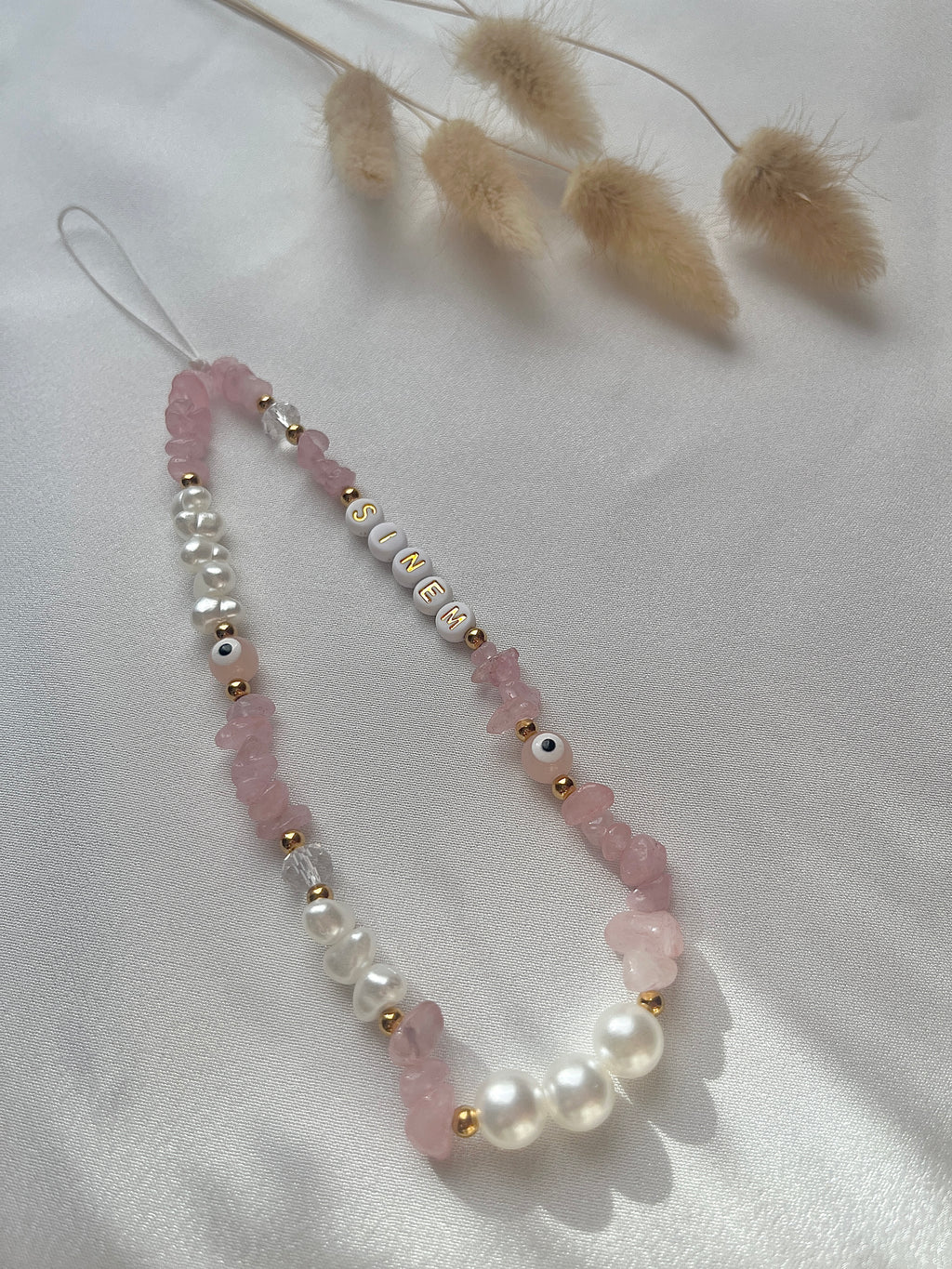 Personalisierte Handykette aus Rosenquarz & Nazarperlen
