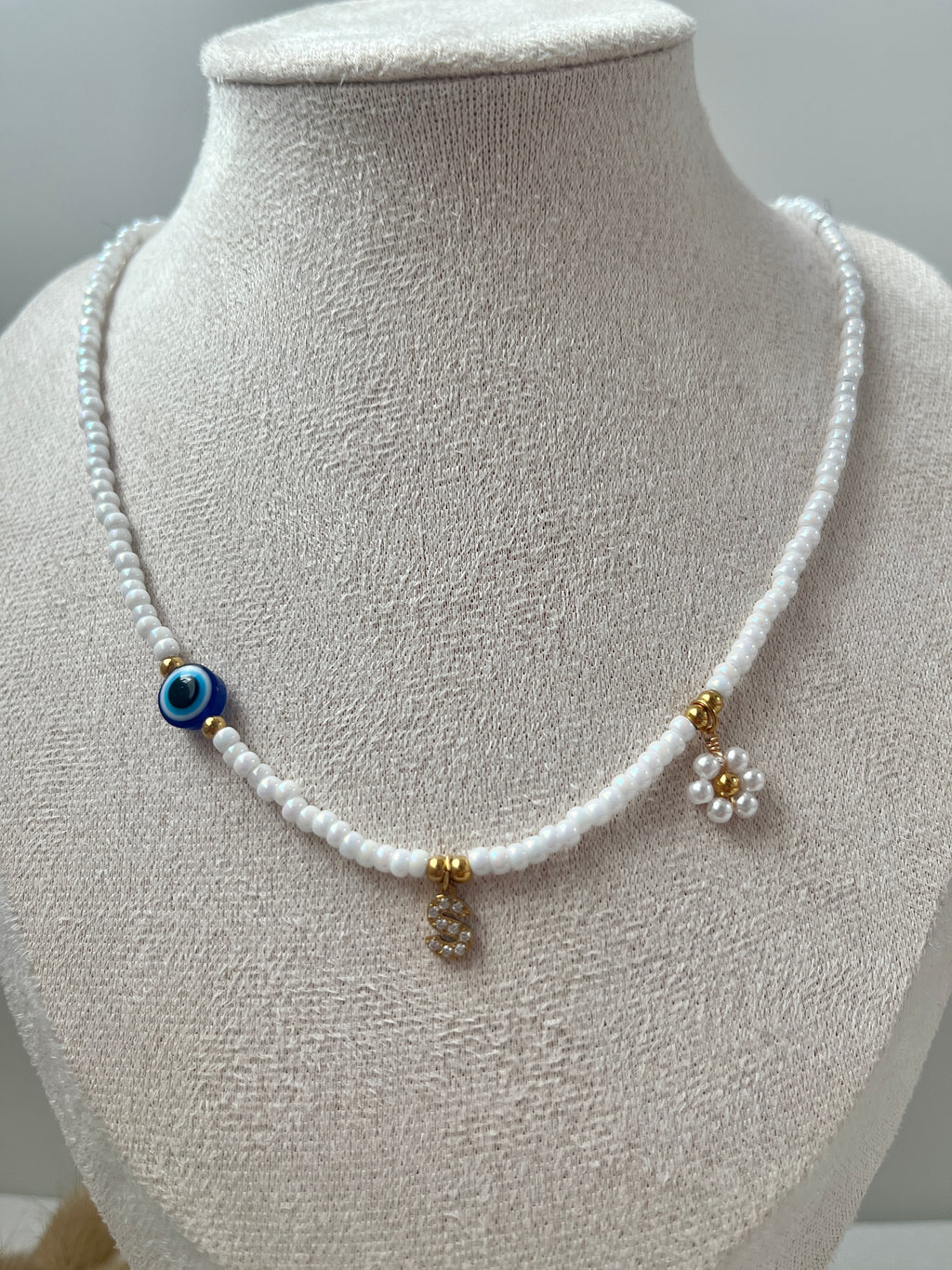 Personalisierte Halskette mit Buchstabe, Nazar & Blume