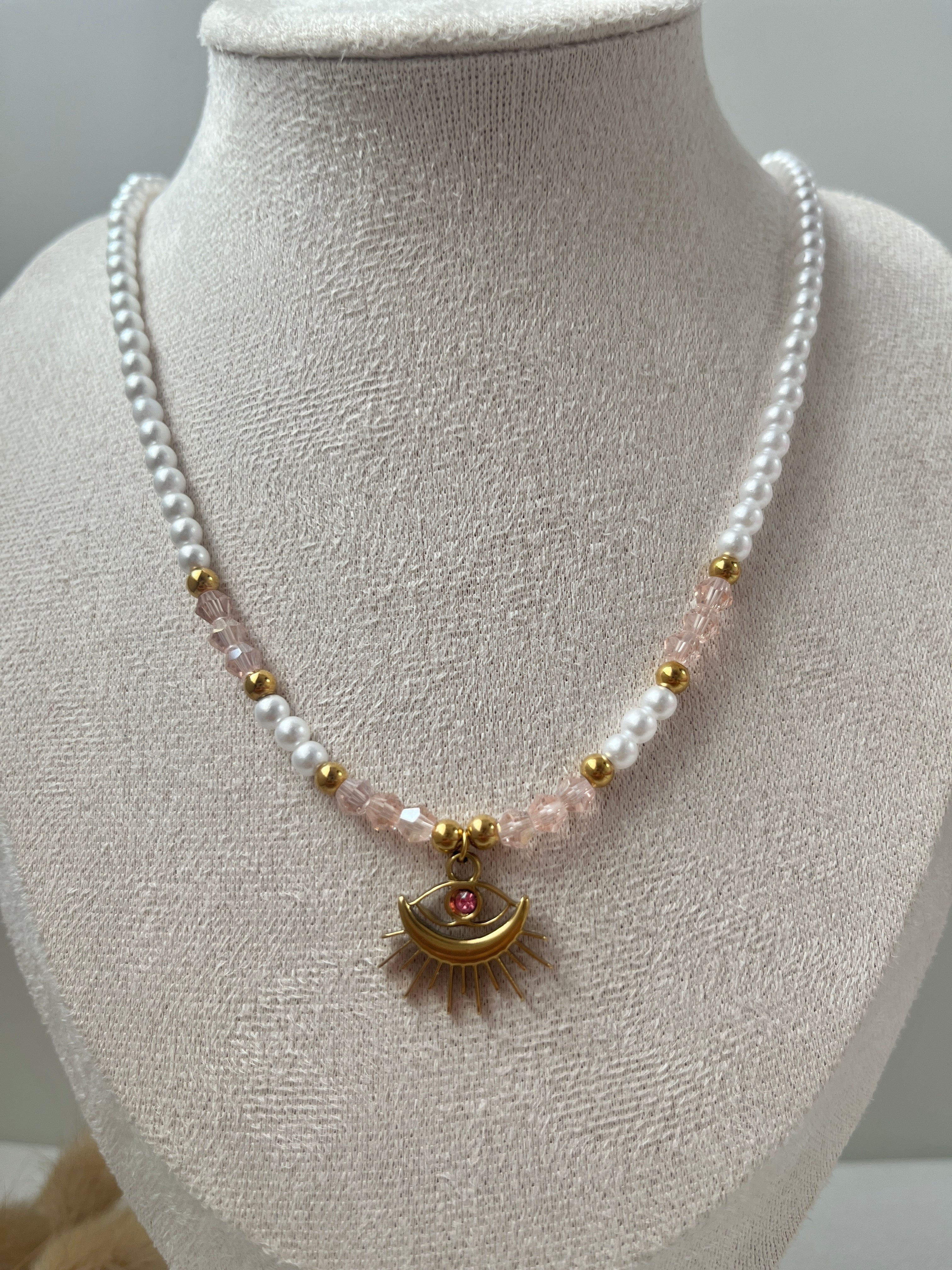 Halskette in Weiß und Rosa & Augen-Anhänger